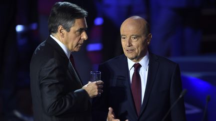 Les deux candidats finalistes à la primaire à droite Francois Fillon et Alain Juppe&nbsp;lors&nbsp;du deuxième débat télévisé, le 3 novembre 2016.&nbsp; (ERIC FEFERBERG / AFP)