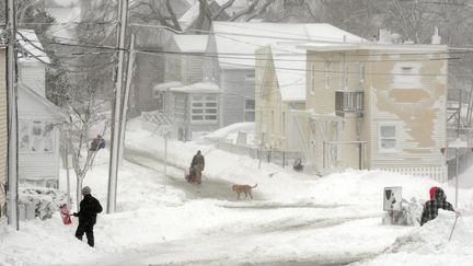 Les habitants de&nbsp;Winthrop, ville dans l'Etat du Massachusetts (Etats-Unis)&nbsp;touch&eacute;e par le blizzard, le 9 f&eacute;vrier 2013. (DARREN MCCOLLESTER / GETTY IMAGES NORTH AMERICA / AFP)