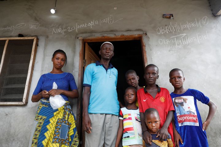 Une famille devant sa maison à Lagos, au Nigeria, le 25 avril 2020 (REUTERS - TEMILADE ADELAJA / X06864)