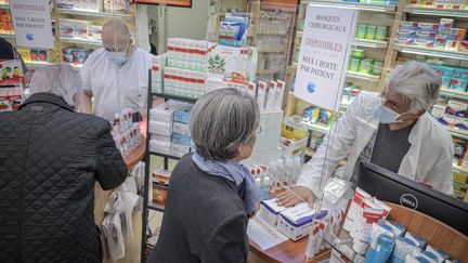 Un pharmacien délivre des masques chirurgicaux, le 6 mai 2020, à Paris. (MAXPPP)