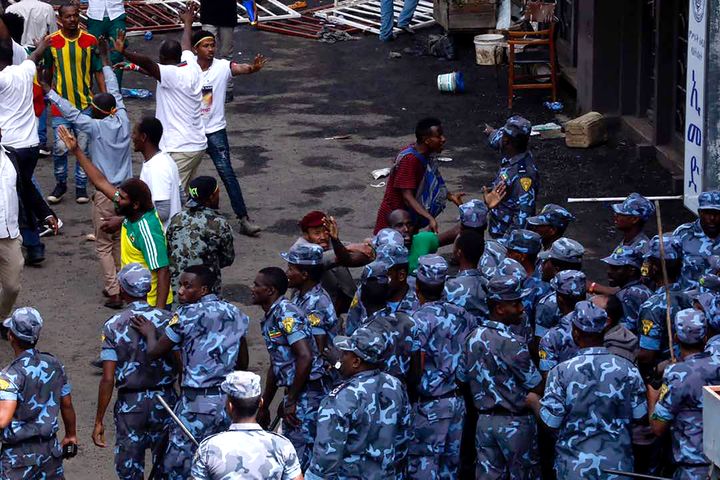 Des forces de sécurité éthiopiennes sont déployées sur la place Maskal à Addis-Abéba, samedi 23 juin, après une explosion lors d'un rassemblement politique. (YONAS TADESE / AFP)