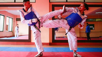 4 juillet 2024. Des athlètes de para-taekwendo s'entraînent à Lalitpur au Népal pour les Jeux paralympiques de Paris 2024. Bharatsingh Mahata (27 ans) and Palesha Goverdhan (20 ans) seront présents à Paris. (SOPA IMAGES / LIGHTROCKET / GETTY IMAGES)