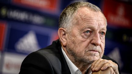 Jean-Michel Aulas, lors d'une conférence de presse au Groupama Stadium de Décines-Charpieu (Rhône), le 31 mars 2022. (JEFF PACHOUD / AFP)