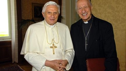 Le pape Benoît XVI et le cardinal français Roger Etchegaray en août 2006 à Rome. (AFP)