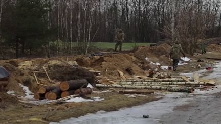 Les Russes font peser la menace d’une nouvelle offensive au nord de l’Ukraine, depuis la Biélorussie. Sur place, les militaires ukrainiens se préparent à ce scénario et surveillent la frontière. (France 2)