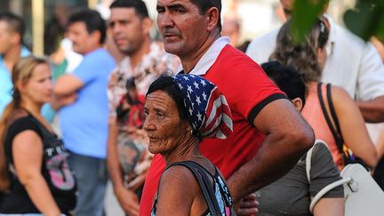 s'exclame un homme de 40 ans. Un autre beaucoup plus âgé déclare que «jamais (il) n'aurait pensé qu'ils pourraient se mettre d'accord». Pour lui, Cubains et Américains sont «comme chien et chat». «Si Dieu le veut, cette nouvelle changera la situation», espère pour sa part une femme qui a déjà essuyé trois refus des autorités consulaires américaines ces dernières années. (AFP)