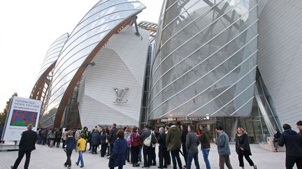 Les visiteurs attendent pour voir la Fondation Louis Vuitton, 16 mai 2015
 (Mauviniere)/DLM103/636464318425/ /1505162244)