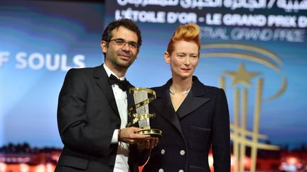 Le réalisateur colombien Nicolas Rincon Gille tient son trophée, l'Etoile d'or, au côté de l'actrice britannique Tilda Swinton, présidente du jury 18e Festival international du film&nbsp;de Marrakech.&nbsp; (JALAL MORCHIDI / EPA)