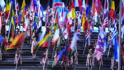 Les drapeaux des pays participants brandis lors de la cérémonie d'ouverture des Jeux paralympiques de Rio, le 7 septembre 2016 à Rio de Janeiro (Brésil). (RAPHAEL DIAS / GETTY IMAGES SOUTH AMERICA)