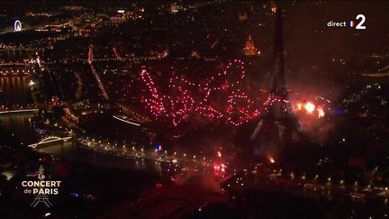 Le feu d'artifice du 14 Juillet 2021 tiré depuis la Tour Eiffel, à Paris. (CAPTURE ECRAN FRANCE 2)