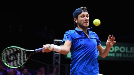 Lucas Pouille lors de sa rencontre contre Marin Cilic en finale de Coupe Davis, dimanche 25 novembre 2018 à Villeneuve-d'Ascq (Nord).&nbsp; (PHILIPPE HUGUEN / AFP)