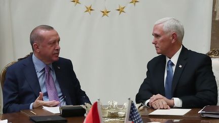 Le président turc Recep Tayyip Erdogan et le vice-président américain, Mike Pence, lors d'un sommet sur la Syrie, le 17 octobre 2019, à Ankara (Turquie).&nbsp; (HANDOUT TURKISH PRESIDENTIAL PRESS SERVICE  / AFP)
