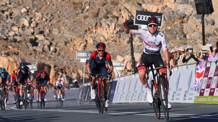 Tadej Pogacar s'impose lors de la 4e étape du Tour des Émirats&nbsp;arabes unis, le 23 février 2022. (GIUSEPPE CACACE / AFP)