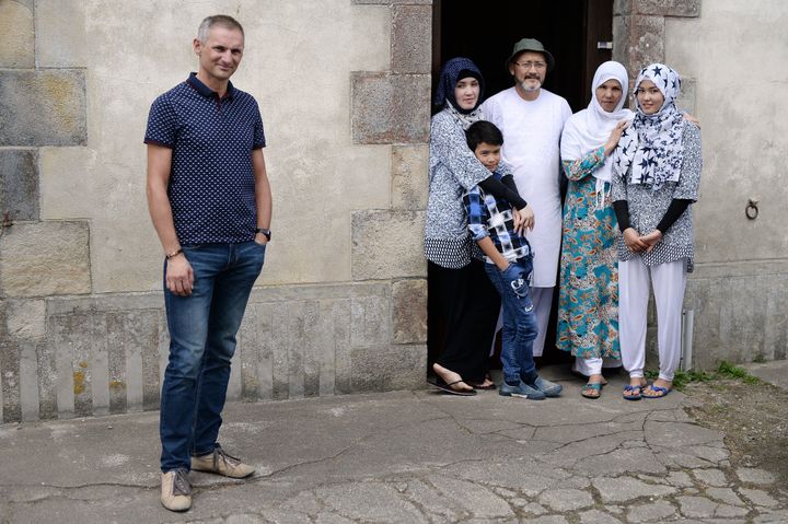 Thierry Communal&nbsp;a accueilli Masomah (à droite) et Zahra (à gauche) Ali Zada et le reste de leur famille dans sa maison de vacances en Bretagne au printemps 2017. (JEAN-SEBASTIEN EVRARD / AFP)