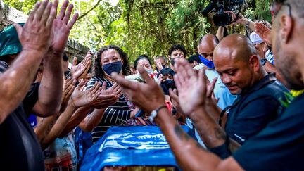 Des proches de Joao Alberto Silveira Freitas autour de son cercueil à Porto Alegre (Brésil), le 21 novembre 2020.&nbsp; (SILVIO AVILA / AFP)