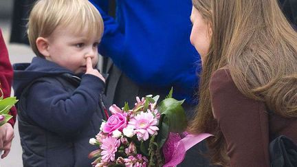 A 3 ans, ce jeune gar&ccedil;on a encore bien &agrave; apprendre sur la fa&ccedil;on dont on salue la duchesse de Cambridge, Catherine Middleton, Grimsby (Royaume-Uni), le 5 mars 2013. (EDDIE MULHOLLAND / REX / SIPA)