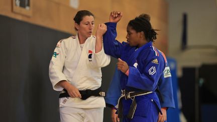 Séverine Vandenhende (à gauche) lors d'une séance d'entrainement de l'équipe de France de judo, le 17 octobre 2023 à Paris. (HASLIN / MAXPPP)