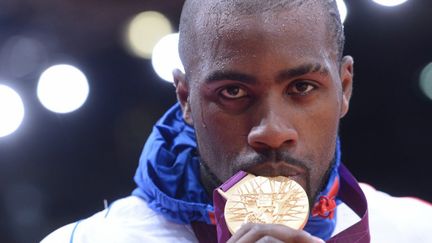 Teddy Riner et sa médaille d'or (EMMANUEL DUNAND / AFP)