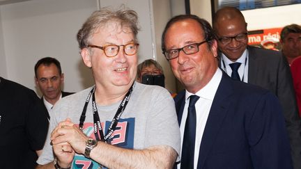 Dominique Besnehard et François Hollande à la gare d'Angoulême (Charente), le 22 août 2017. (YOHAN BONNET / AFP)