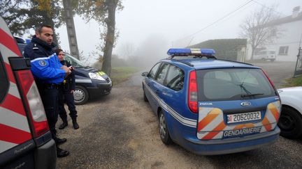 La gendarmerie est devant le domicile d'un couple tué par balles à Foulayronnes (Lot-et-Garonne), le 2 décembre 2015. (MAXPPP)