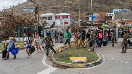 L'armée française sécurise l'aéroport de Saint-Martin après le passage de l'ouragan Irma, le 10 septembre 2017. (MAXPPP)