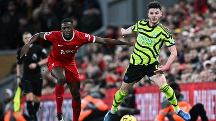 Declan Rice (Arsenal) au duel avec Ibrahima Konaté (Liverpool), le 23 décembre 2023. (PAUL ELLIS / AFP)