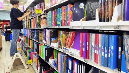 Une vendeuse range un rayon de fournitures scolaires pour la rentrée dans un supermarché de Lille (16/08/2010) (AFP / Philippe Huguen)