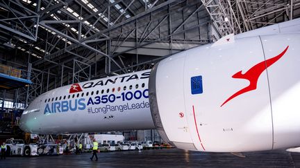 Un avion Airbus A350-1000 à l'intérieur d'un hangar de l'aéroport international de Sydney, le 2 mai 2022.&nbsp; (WENDELL TEODORO / AFP)