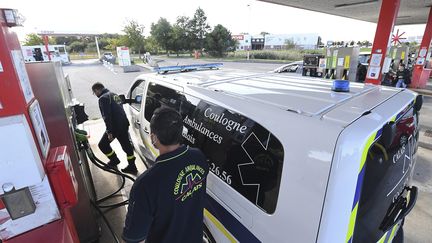 Des ambulanciers font le plein dans une station-service de Calais (Pas-de-Calais), le 6 octobre 2022. (MAXPPP)