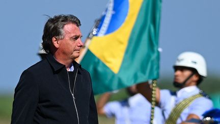 Le président brésilien Jair Bolsonaro assiste à une cérémonie militaire à Rio de Janeiro, au Brésil, le 22 avril 2022.&nbsp; (ANDRE BORGES / AFP)