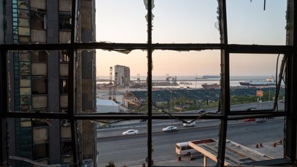 Une vue sur le port de Beyrouth,&nbsp;au Liban, &nbsp;le 9 juillet 2021,un an après l'explosion. (ROBIN TUTENGES / HANS LUCAS : AFP)