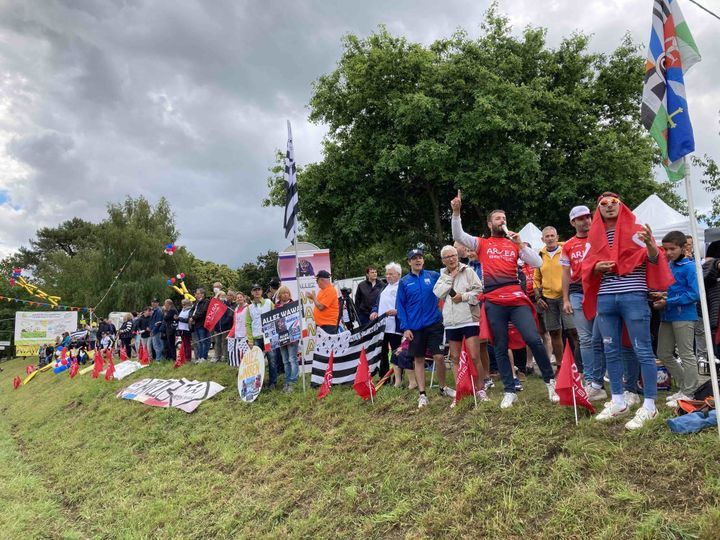 Ils étaient plusieurs centaines à attendre Warren Barguil sur ses terres, en périphérie de Lorient, lundi 28 juin 2021. (AH)