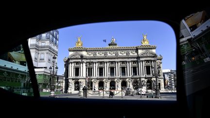 L'Opéra Garnier à Paris, vu depuis la fenêtre d'un taxi, pendant le confinement, le 20 avril 2020.&nbsp; (CHRISTOPHE ARCHAMBAULT / AFP)