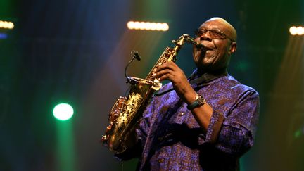 Le saxophoniste Manu Dibango, le 3 août 2019 à Marciac (Gers). (SEBASTIEN LAPEYRERE / HANS LUCAS / AFP)