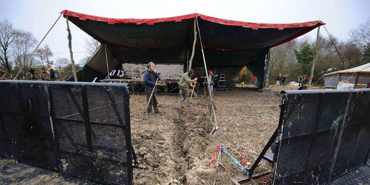 Le montage d'une scène pour le FestiZAD de Notre-Dame-des-Landes (4 janvier 2013)
 (Jean-Sébastien Evrard / AFP)