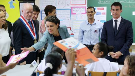 Au premier plan, la ministre de l'Education nationale, Najat Vallaud-Belkacem (&agrave; g.) et &nbsp;le Premier ministre, Manuel Valls,&nbsp;en visite dans une classe de Saint-Beno&icirc;t, &agrave; La R&eacute;union, le 12 juin 2015. (RICHARD BOUHET / AFP)