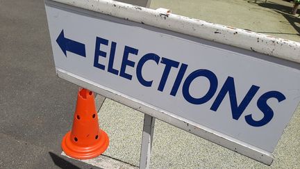 Un panneau "élections" à l'entrée d'un bureau de vote au Mans (Sarthe), juin 2021. Illustration (JULIE LE DUFF / FRANCE BLEU MAINE / RADIO FRANCE)