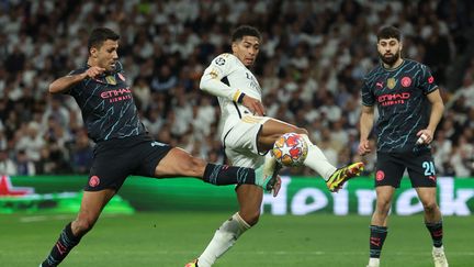 Jude Bellingham du Real Madrid au duel face aux joueurs de Manchester City en Ligue des champions, le 9 avril 2024. (PIERRE-PHILIPPE MARCOU / AFP)