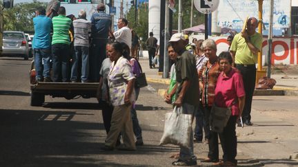 Des Vénézuéliens dans les rues de Maracaibo, le 19 juillet 2018. (HUMBERTO MATHEUS / NURPHOTO / AFP)