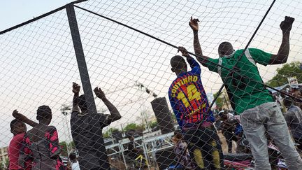 "Ça avait un peu disparu il y a vingt ans. Quand on était jeunes, tout le monde pensait seulement au football. Les jeunes ne venaient plus aux entraînements. Lorsqu’on les appelait pour faire des combats, presque personne ne venait", a indiqué l'entraîneur Sidibé Jibril. (MICHELE CATTANI / AFP)