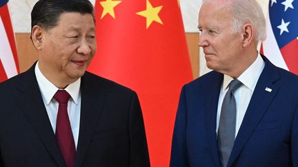 Le président chinois, Xi Jinping (à gauche) et son homologue américain, Joe Biden, lors d'une rencontre à un sommet du G20, le 14 novembre 2022, à Nusa Dua (Indonésie). (SAUL LOEB / AFP)