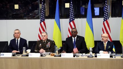 Le secrétaire général de l'Otan, Jens Stoltenberg, le secrétaire à la Défense américain, Lloyd Austin, et le général Mark Milley, chef d'Etat-major des armées américain, avec le ministre de la Défense ukrainien, Oleksii Reznikov, le 14 février 2023 à Bruxelles (Belgique). (DURSUN AYDEMIR / ANADOLU AGENCY / AFP)