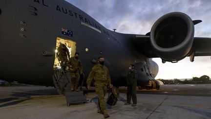 Des militaires australiens arrivent à l'aéroport de Honiara, sur les îles Salomon, le 26 novembre 2021. (BRANDON GREY / AUSTRALIAN DEFENCE FORCE / AFP)