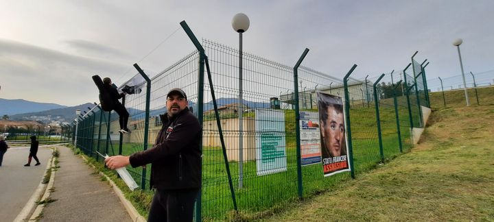 Un manifestant tente de s'introduire dans l'enceinte de la caserne de CRS de Furiani en Haute-Corse, le 27 mars 2022. (BENJAMIN ILLY / RADIO FRANCE)