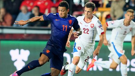 L'attaquant néerlandais Memphis Depay face à la défense de la République Tchèque (MICHAL CIZEK / AFP)