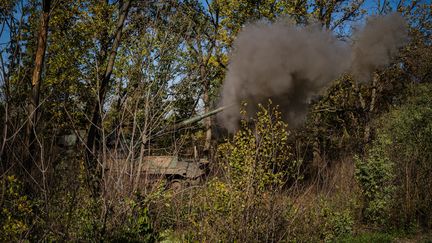 Un char ukrainien dans la région de Donetsk, le 19 octobre 2022.&nbsp; (DIMITAR DILKOFF / AFP)