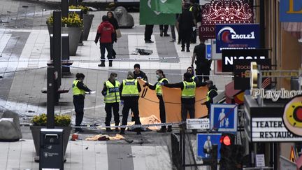 Les autorités suédoises mobilisées après l'attentat dans le centre de Stockholm le 7 avril 2017. (JONATHAN NACKSTRAND / AFP)