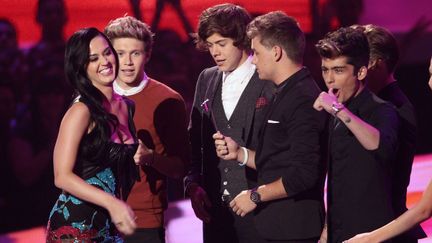 Le boys band anglais One Direction re&ccedil;oit un prix des mains de la chanteuse Katy Perry, lors de la 29e c&eacute;r&eacute;monie des Video Music Awards &agrave; Los Angeles (Californie), le 6 septembre 2012.&nbsp; (MATT SAYLES / AP / SIPA )