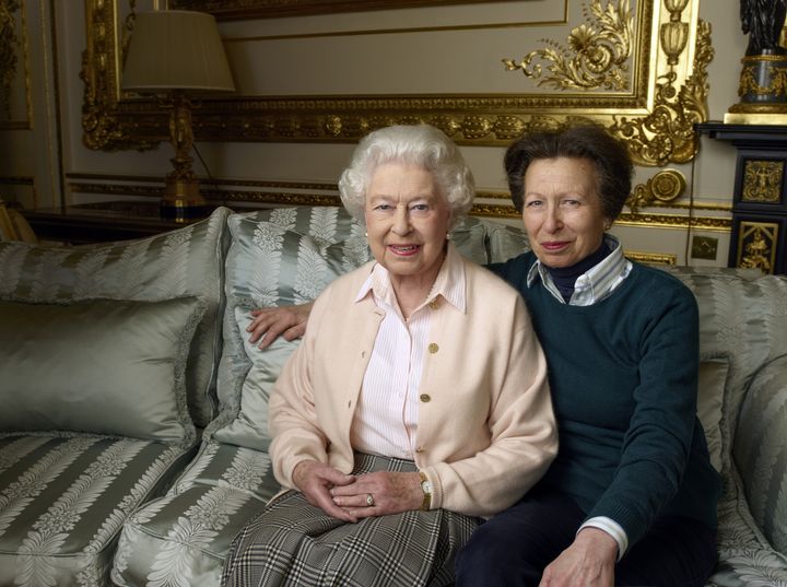 La reine Elisabeth II avec sa fille la princesse Anne dans le château de Windsor.
 (ANNIE LEIBOVITZ / ANNIE LIEBOVITZ / AFP)