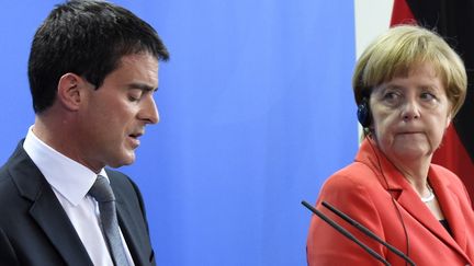 Le Premier ministre fran&ccedil;ais Manuel Valls et&nbsp;la chanceli&egrave;re allemande Angela Merkel lors d'une conf&eacute;rence de presse commune, le 22 septembre 2014 &agrave; Berlin. (TOBIAS SCHWARZ / AFP)